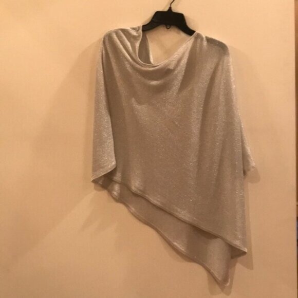 ✨💫 Vintage White House Black Market Metallic Silver Asymmetrical Poncho Top - Picture 1 of 8